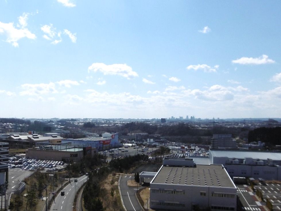 屋上や上階から遠くまで見渡せる。道路を行き来する車の流れも見えている。遮るものがなく、前方に広がる空が美しい。