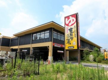 近隣には温泉施設があり、気軽に日帰り入浴に行くことができる。ゆっくりと温泉につかりたい時には、ご家族様などと連れ立って行ける。