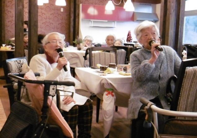 入居者様の楽しみの一つであるカラオケ。ホームのイベントではカラオケ大会を開催し、自慢の声を披露するのを心待ちにしている入居者様がいる。