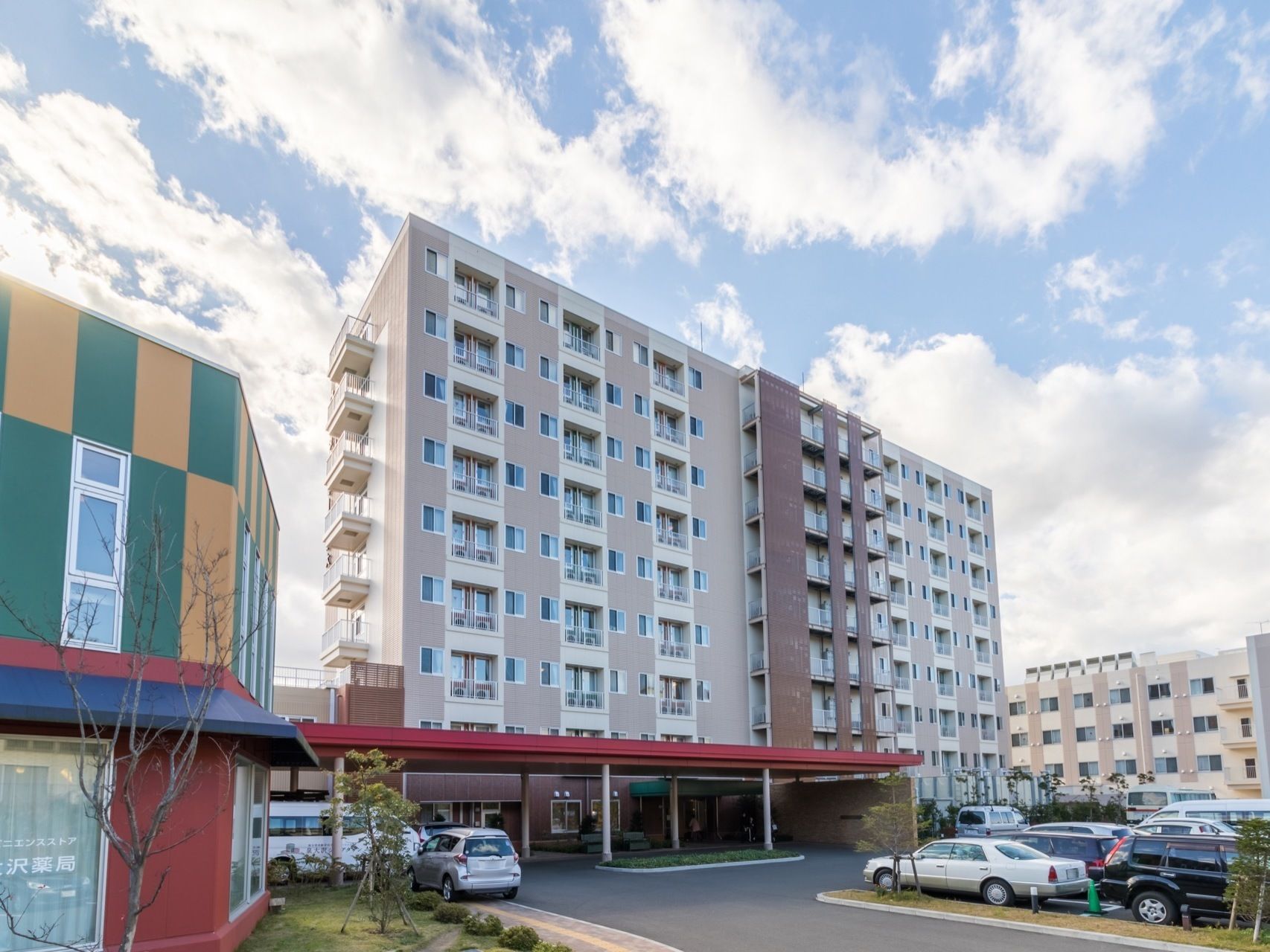 鉄骨造りの９階建ての大きな建物である。施設の前面には大きな駐車場があり、玄関先には広いルーフがついている。