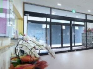 白を基調とした清潔感のあるエントランス。風除室を設けているので、室内に湿気や冷気などが入りにくい構造となっている。