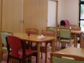 共有スペースには木がふんだんに使用されたテーブルと椅子が並べられており、あたたかい雰囲気である。食事やレクリエーションなど各用途に使われる。