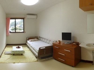 日照や空調などの住環境に配慮された、お一人用の居室。テレビを観たり、お茶を飲んだりしてプライベートな時間を楽しんでいただける。