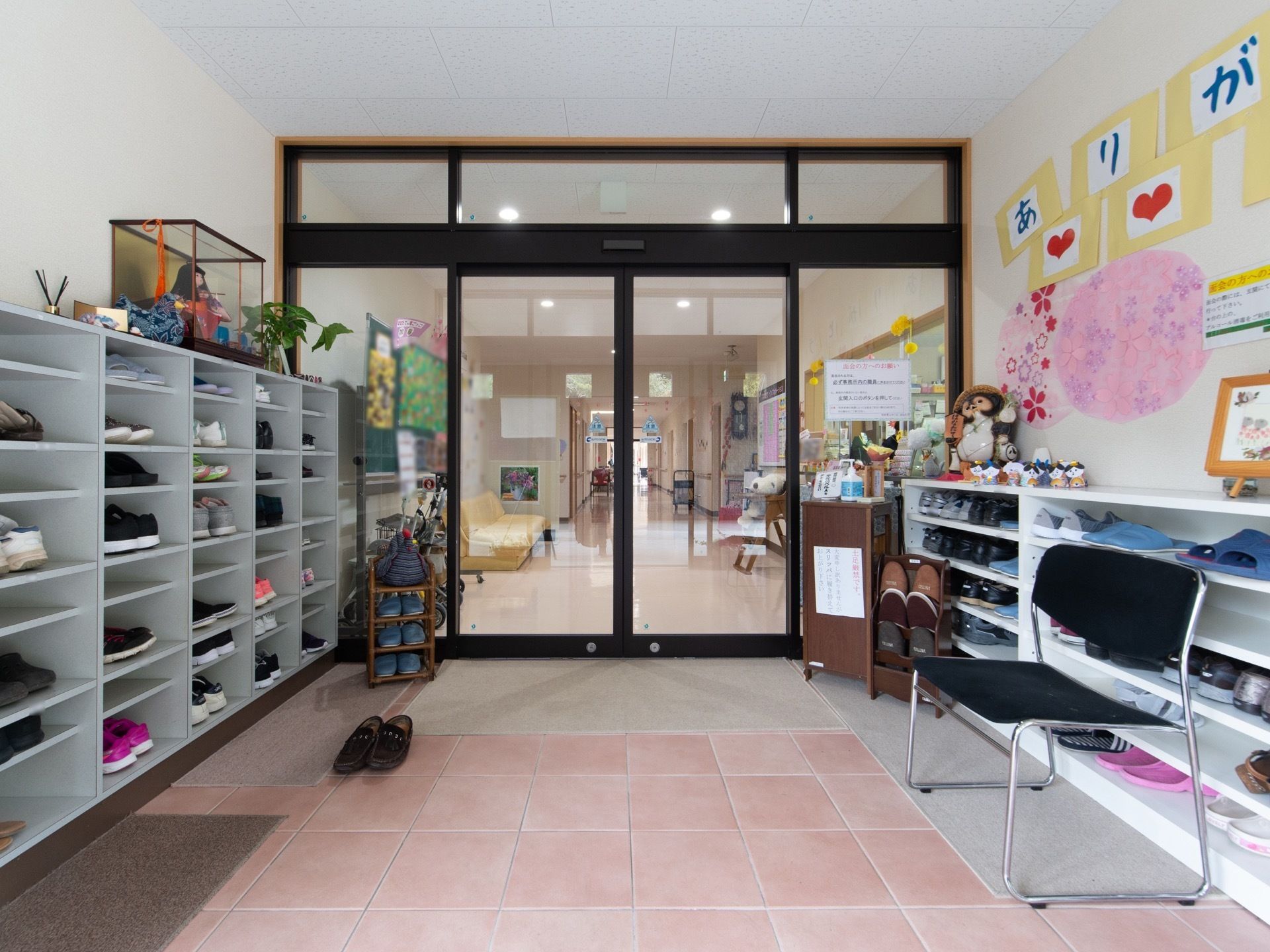 両側に下駄箱があり、スリッパが用意されている。腰かけ用の椅子が用意されており、荷物置き場としても利用できる。