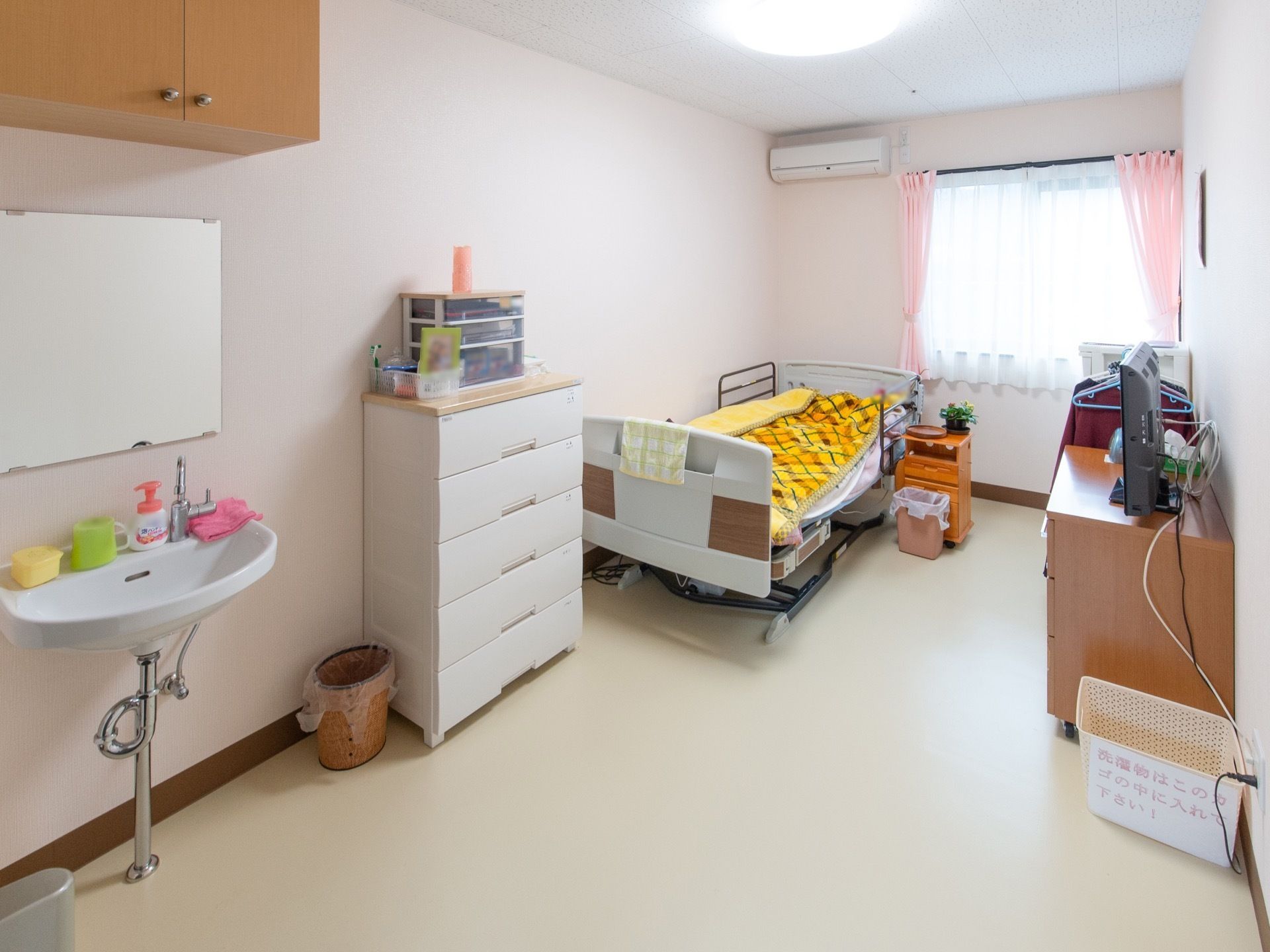 洗面台には大きな鏡がついており、上には棚が設置されている。窓は大きく明るい日差しが入ってくる。エアコンが完備されている。