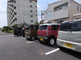 介護施設の外観と駐車場