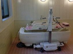 当施設では機械浴を導入している。入居者様は横になったまま入浴をすることができる。入浴はスタッフがサポートさせていただく。