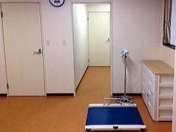 各通路は車椅子をご利用の方が十分に余裕を持って通ることのできるスペースを確保している。スムーズに進行ができる。
