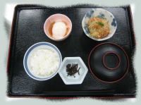 提供されている食事は、一人一人おぼんに乗せた定食スタイルになっている。柔らかさの調整など相談することも可能だ。
