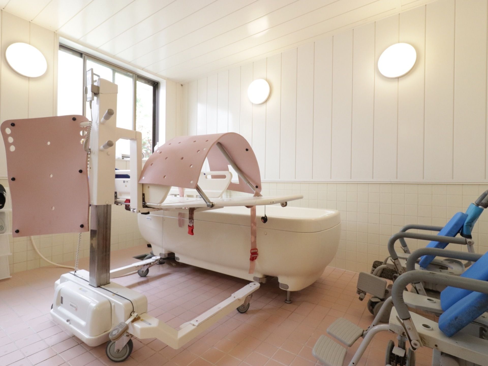 身体の不自由な方のための、専用の浴室が用意されている。室内は広く、窓も大きいので、圧迫感がなく入浴することが可能。