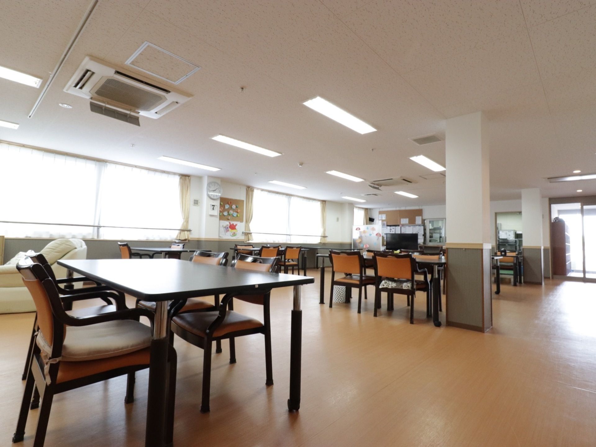 食堂は、しっかりと固定された足のテーブルが、間を広くとって設置されている。座面には座布団が敷いてある。