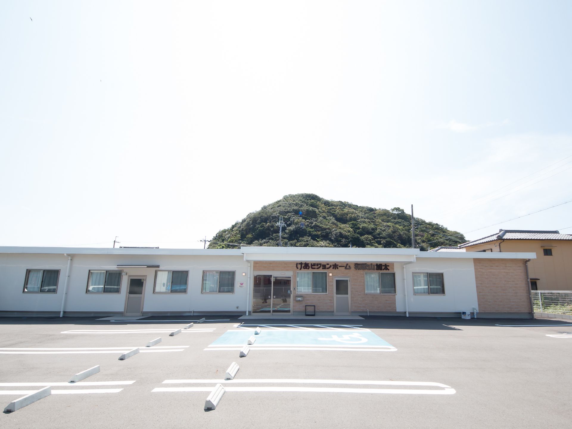 平屋建ての新しい建物である。周辺は自然あふれる好立地なので、天気のよい日には、散歩やウォーキングが楽しめる。