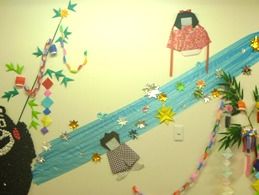 折り紙や布などを使い、季節にあわせてリビングの内装が変えられている。キャラクターが飾られている場所もある。