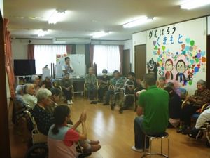 レクリエーションの様子。さまざまなレクリエーションを企画しており、入居者様ができる範囲で身体を動かし楽しめる。