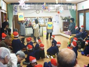 クリスマス会の様子。地域の幼稚園の園児がサンタ帽をかぶり、入居者様と交流を楽しんでいる。季節ごとにイベントを企画している。