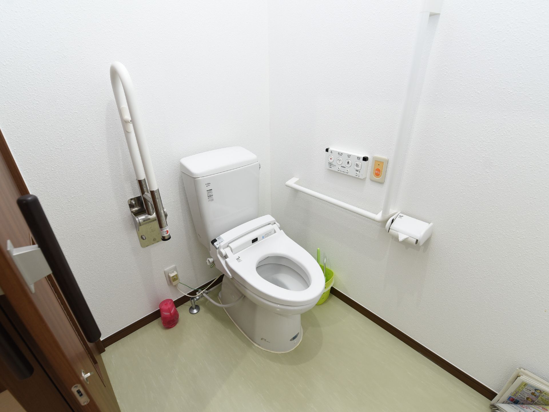 トイレには可動式の手すりが備え付けられており、一人での使用も安心して行うことができる。扉はカーテンになっている。