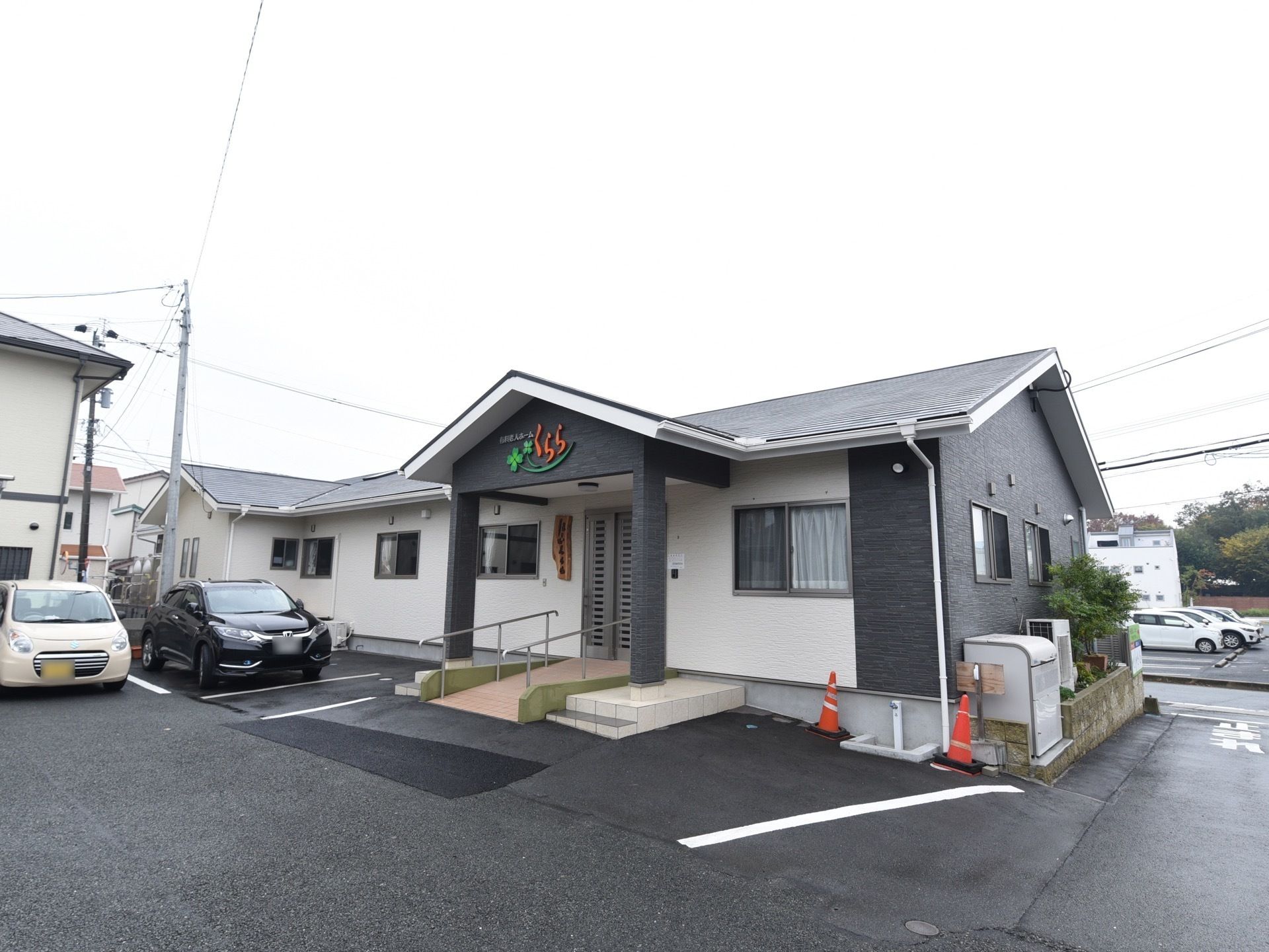 玄関まで手すり付きのスロープが取り付けられている施設建物