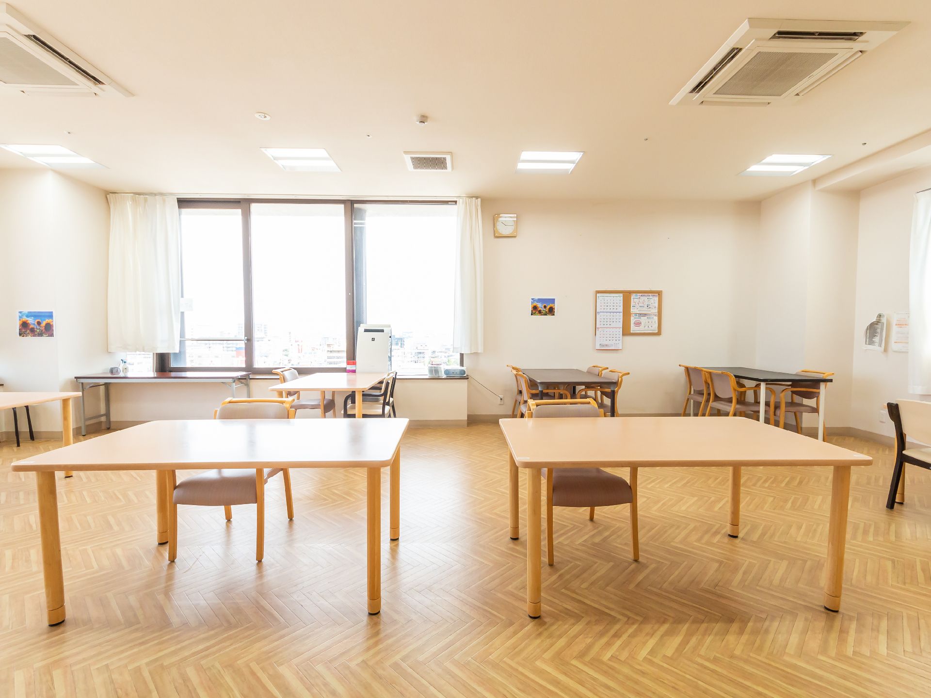 テーブルを挟んで椅子が設置された共有スペース