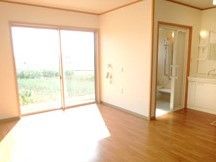 広々とした清潔な部屋で、浴室や洗面台が配置されている。窓からは自然あふれる風景を眺めることができる。
