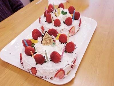 大きなイチゴのクリスマスケーキがある。季節の行事などを大切にし、入居者様みんなが楽しむことができる。