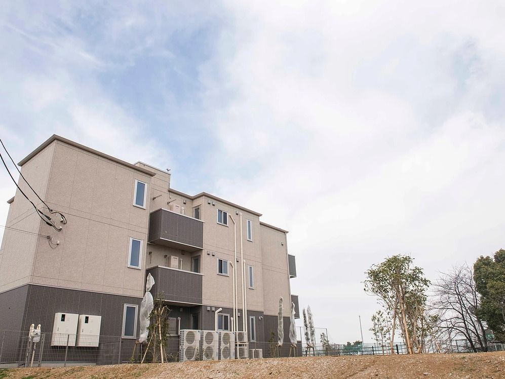 近代的なアパートのようなデザインをした３階建ての施設建物