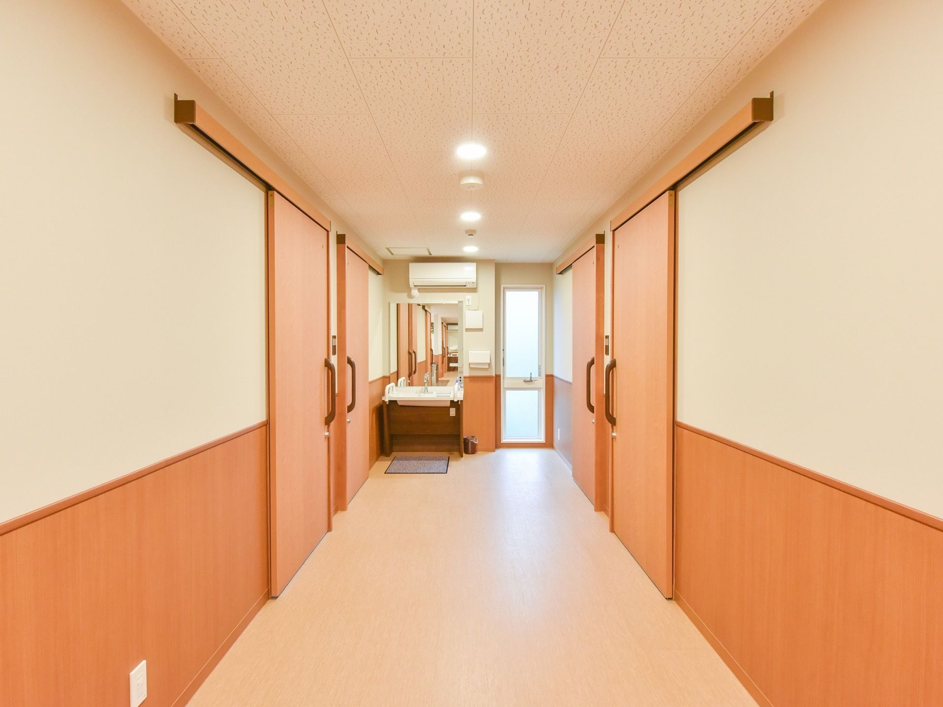 通路の奥には洗面台が設置されており、部屋に入る前に手を洗ったりできる。廊下にはエアコンも完備されているので快適に移動ができる。