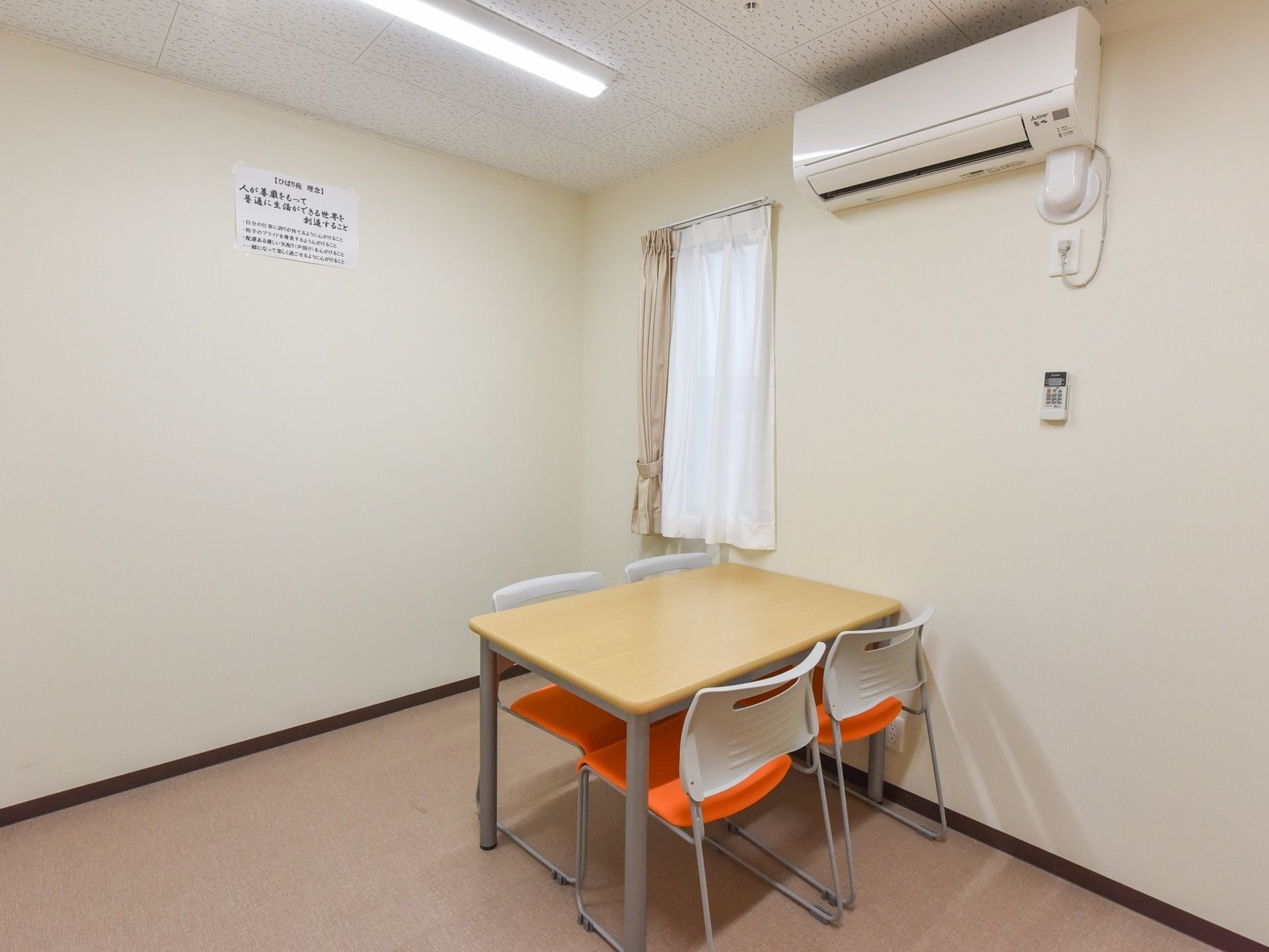 白を基調とした部屋に机と椅子が置かれており、相談スペースや談話スペースに利用できる。エアコンも完備されているので快適に使用できる。