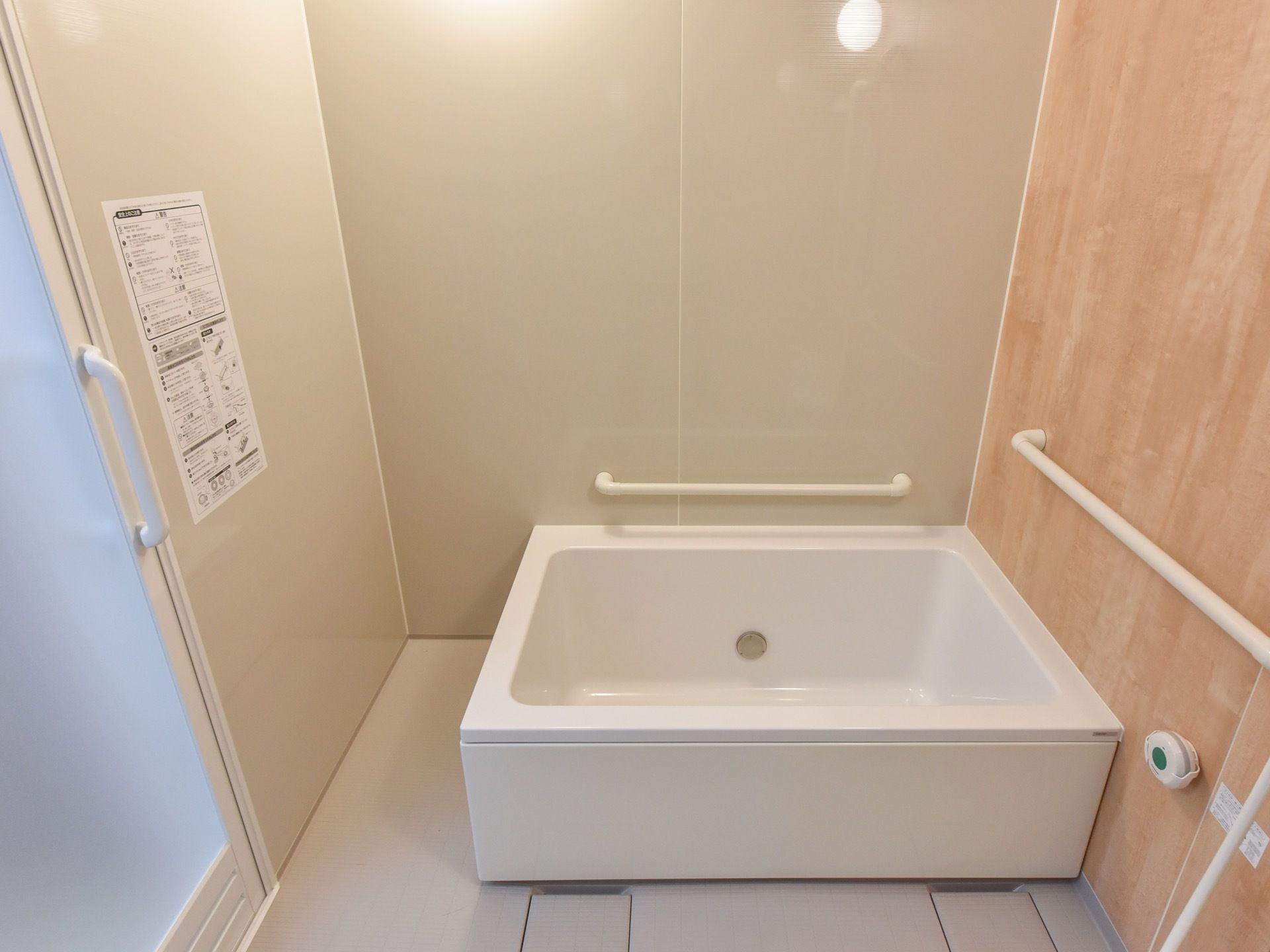 明るい照明の浴槽には手すりが設置されてあるので、足腰に不安がある入居者様でも安心して入浴を楽しめる。