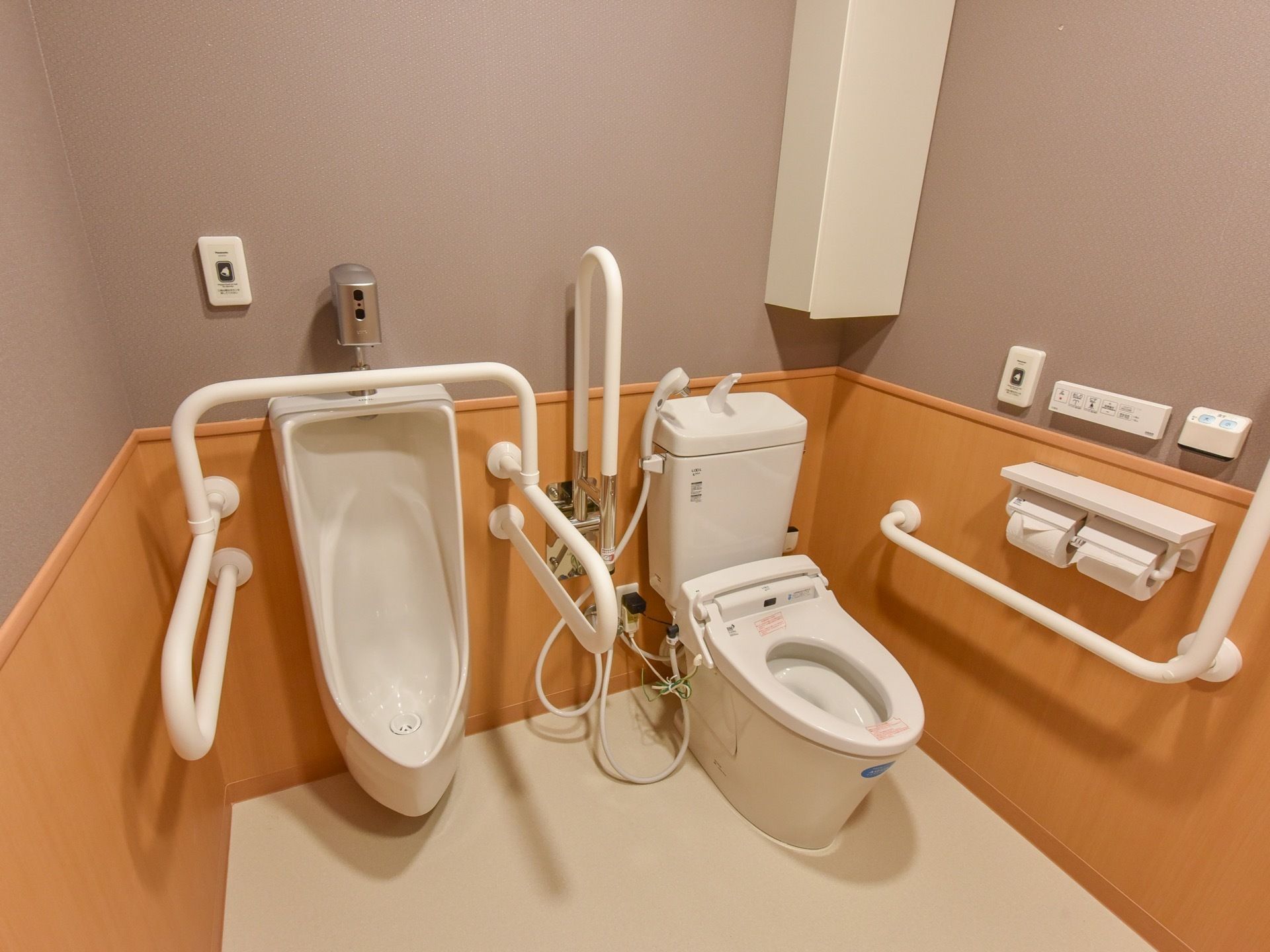 温水洗浄便座付きのトイレと小便器が設置されており手すりが完備されている。足元に不安がある入居者様でも安心して利用できる。