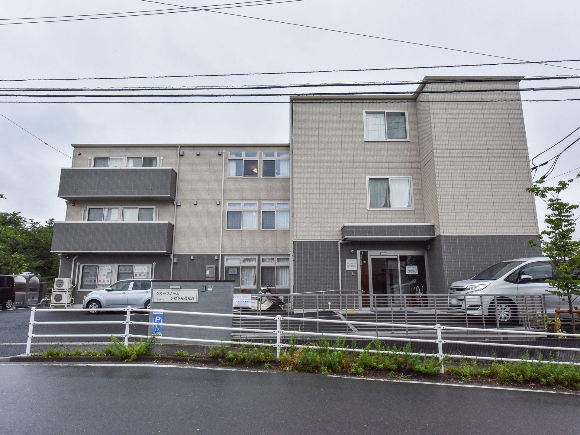 3階建ての建物になっており、玄関を出るとすぐ駐車スペースがある。足腰に不安がある方でも安心して車の乗り降りが可能。