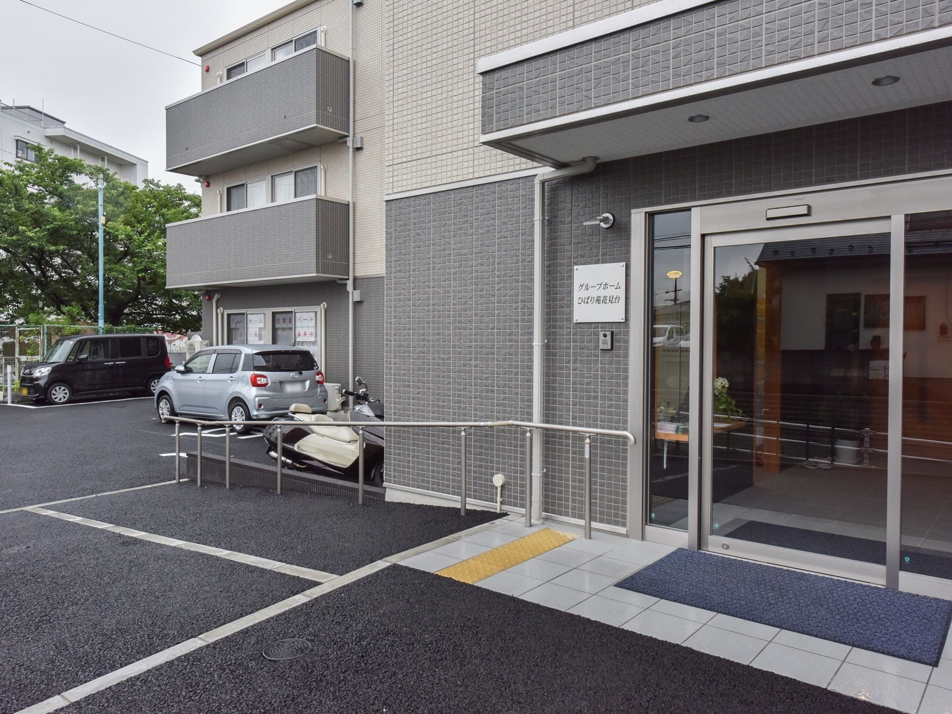 玄関前には段差がなく、目が不自由な方のために点字ブロックを設置している。自動扉なので出入りがしやすい。