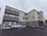 施設はグレーの配色を基調とした３階建てのコンパクトな建物である。周囲は広々としており、施設の窓やベランダから外の光景を臨むことができる。