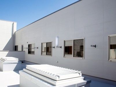 施設の屋上に設けられ、白色をメインとしたデザインのバルコニー