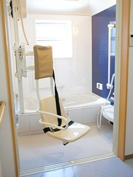 浴室内には、座ったまま入浴できるリフトが設置されており、さまざまな介護度の方にも入浴を楽しんでいただくことができる。