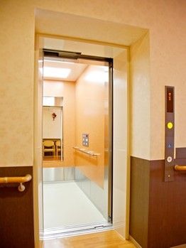 車椅子をご利用の方も利用可能のエレベーターが設置されている。エレベーター内部の壁面には手すりが付いている。