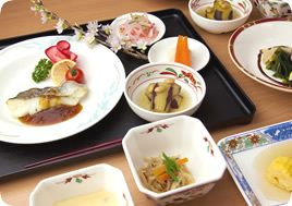 焼き魚をメインに、野菜の煮物などの小鉢が付いた和食