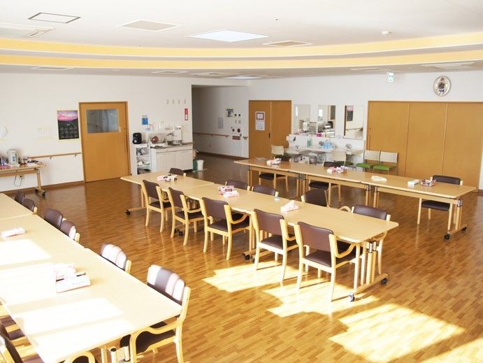 部屋自体が広く、天井が高いため開放感にあふれた食堂