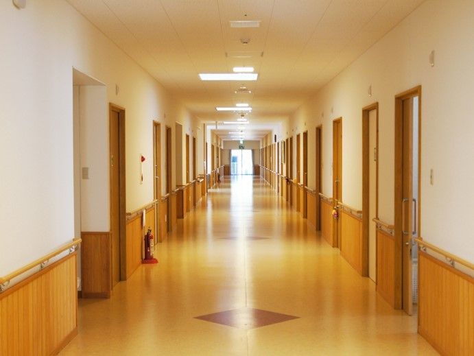 廊下には壁一面に手すりが設置されている。ドアはスライド式で開けやすく、広さもゆとりがあるので移動にストレスがない。