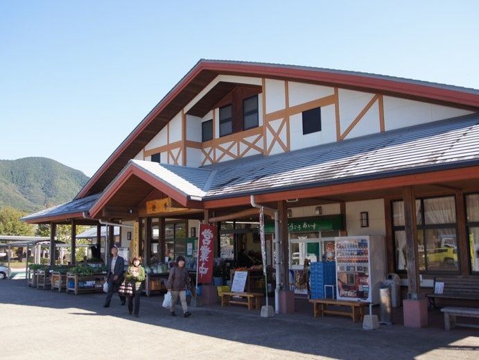 道の駅には物産センターがあり、産直の野菜や町のお土産が置かれている。町の名物が置かれているので、どのような街であるのかを知ることができる。