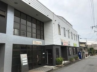道路に面し、マンションを思わせるオシャレなデザインの施設建物