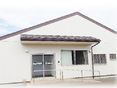 建物は平屋建てで、壁の色は白色系である。玄関には屋根が設置されスロープがつながっておりバリアフリー構造になっている。