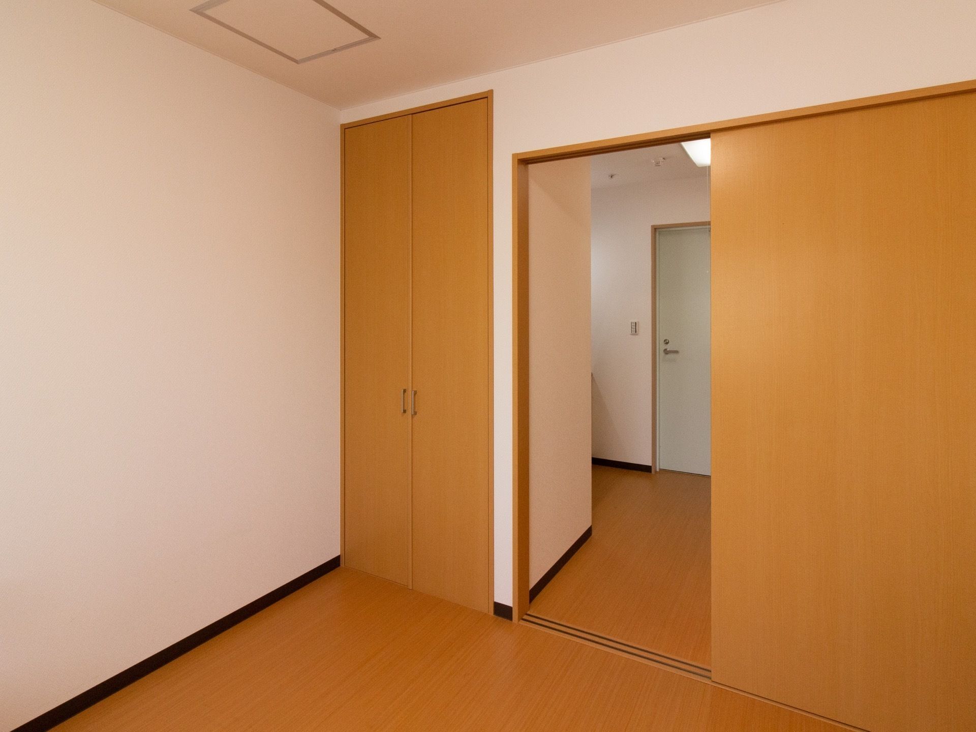 居室に設けられた収納スペースである。木製の両開きの扉となっており、場所を取らず非常にコンパクトな造りである。