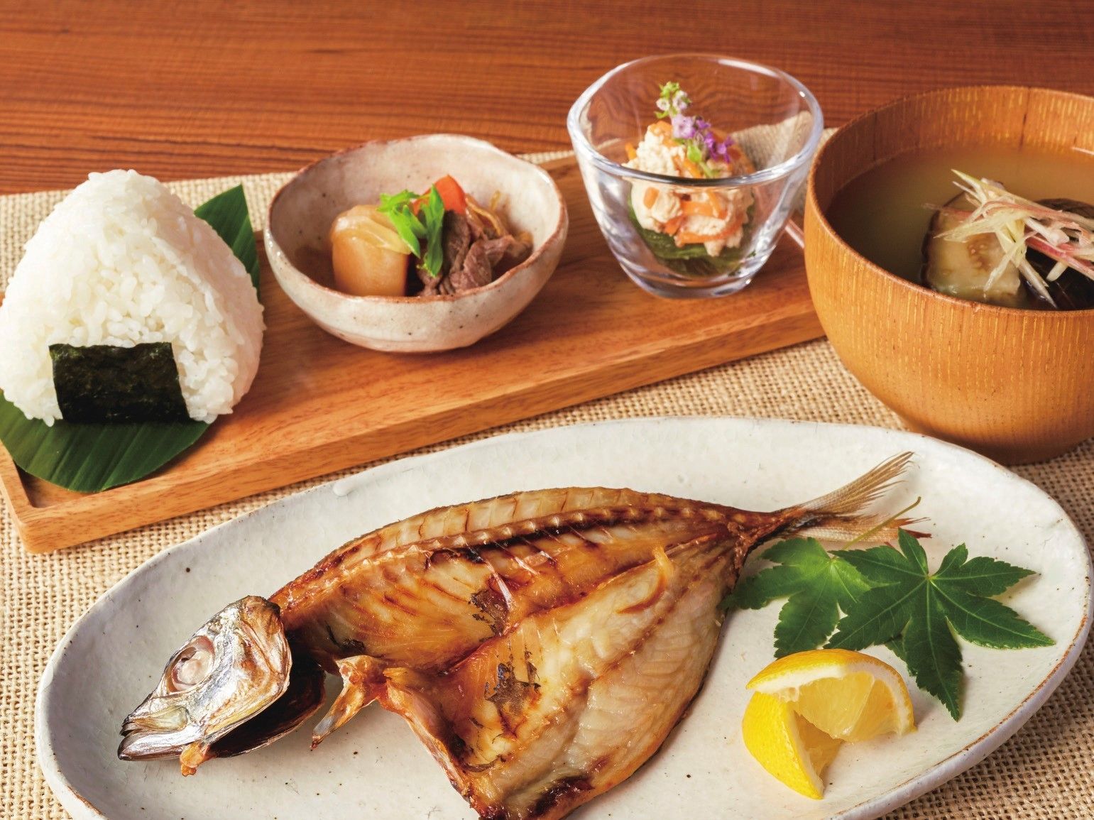主菜、副菜、汁物、ご飯からなり、栄養バランスに優れ、安心安全な食材を使用し、美味しい食事を提供している。