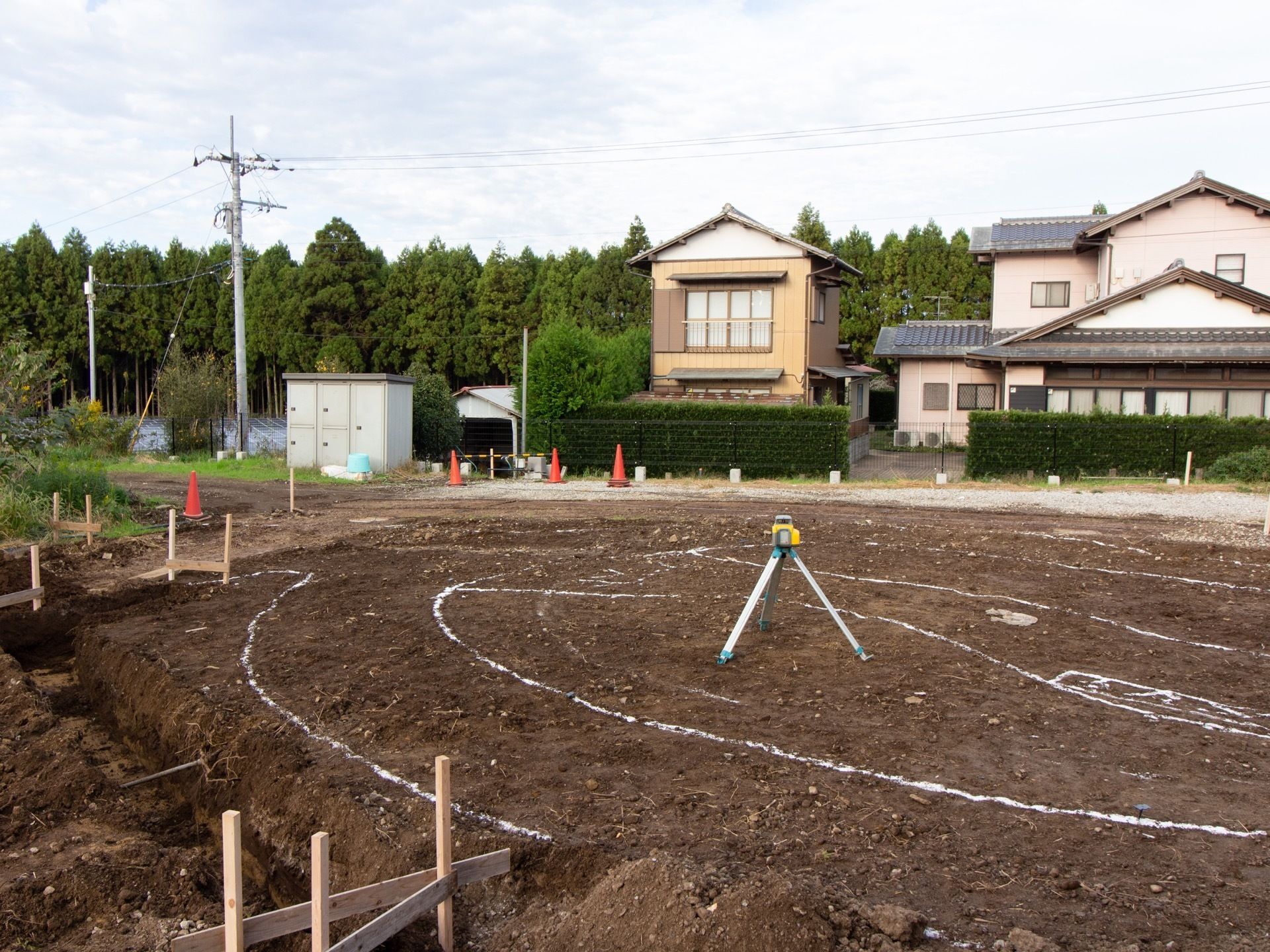 施設敷地内の空いた土壌に白線で線を描いたり測量や写真を撮ったり、自治体への申請のための資料を作成している。