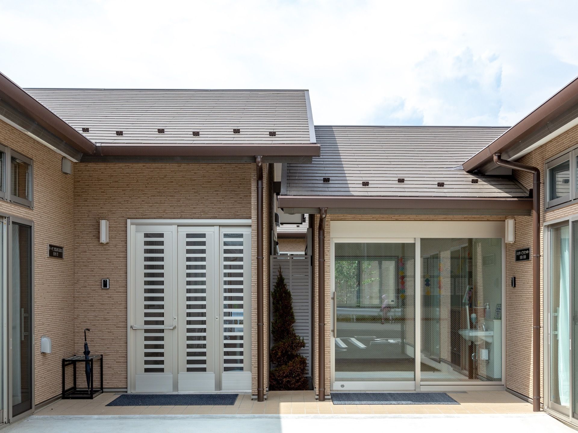 住宅の入口のような佇まいの施設入口である。親しみある雰囲気で、入居者様には自宅のようにお過ごしいただける。