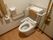 トイレの周囲には、手すりや背もたれが完備され、緊急呼出ボタンも設置されているので、安心してご利用いただける。