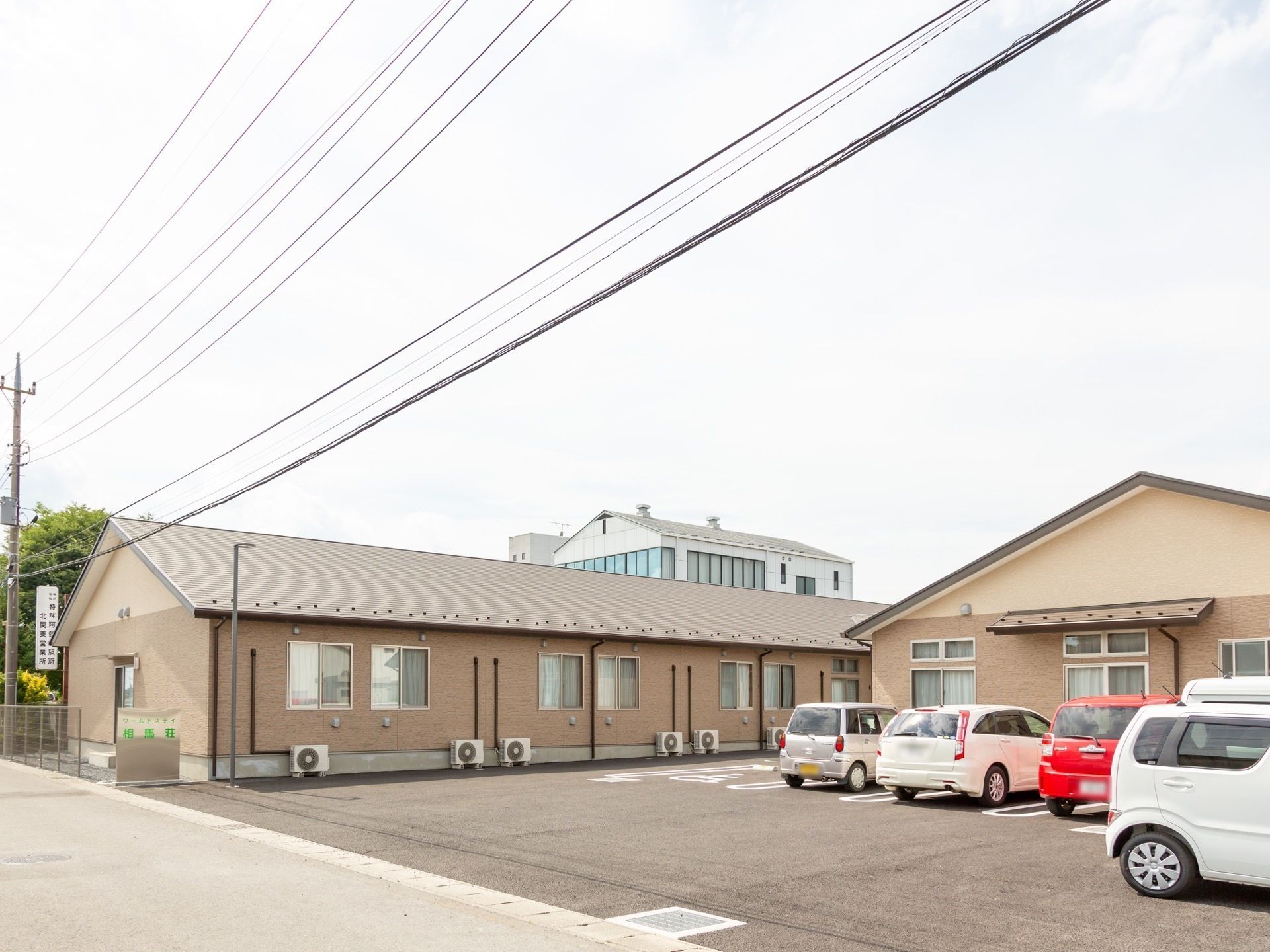 クリーム色と茶色のツートーンカラーで構成されている平屋建物