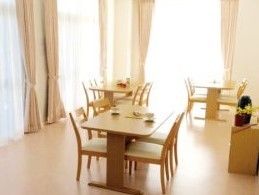 明るい食堂には動線を考慮したテーブルが配置されており、車椅子をご利用の方もスムーズに通行することができる。
