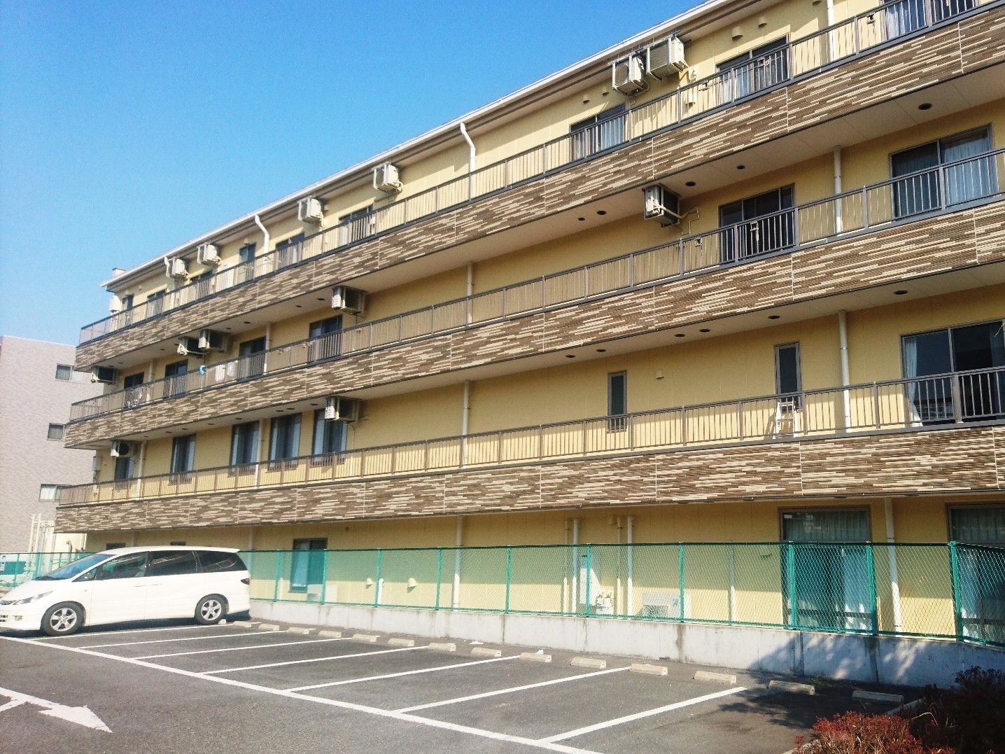 外部の共用廊下の外壁は茶色とベーシュ色のモザイク模様になっており、目立ちやすくアクセスの際には確認が容易である。