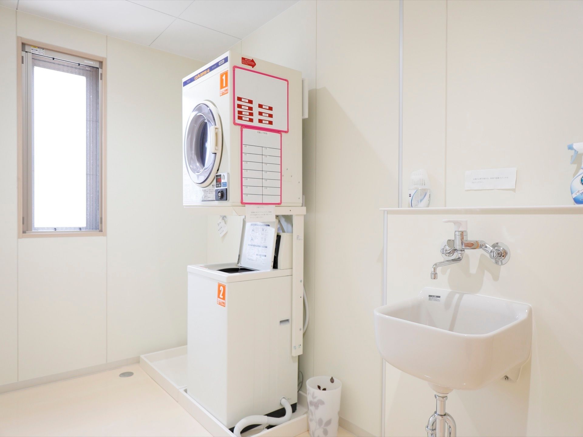 コインタイプの洗濯機と乾燥機がある。硬貨を投入することによって洗濯と乾燥をすることができる。スプレータイプの消臭剤も備えられている。